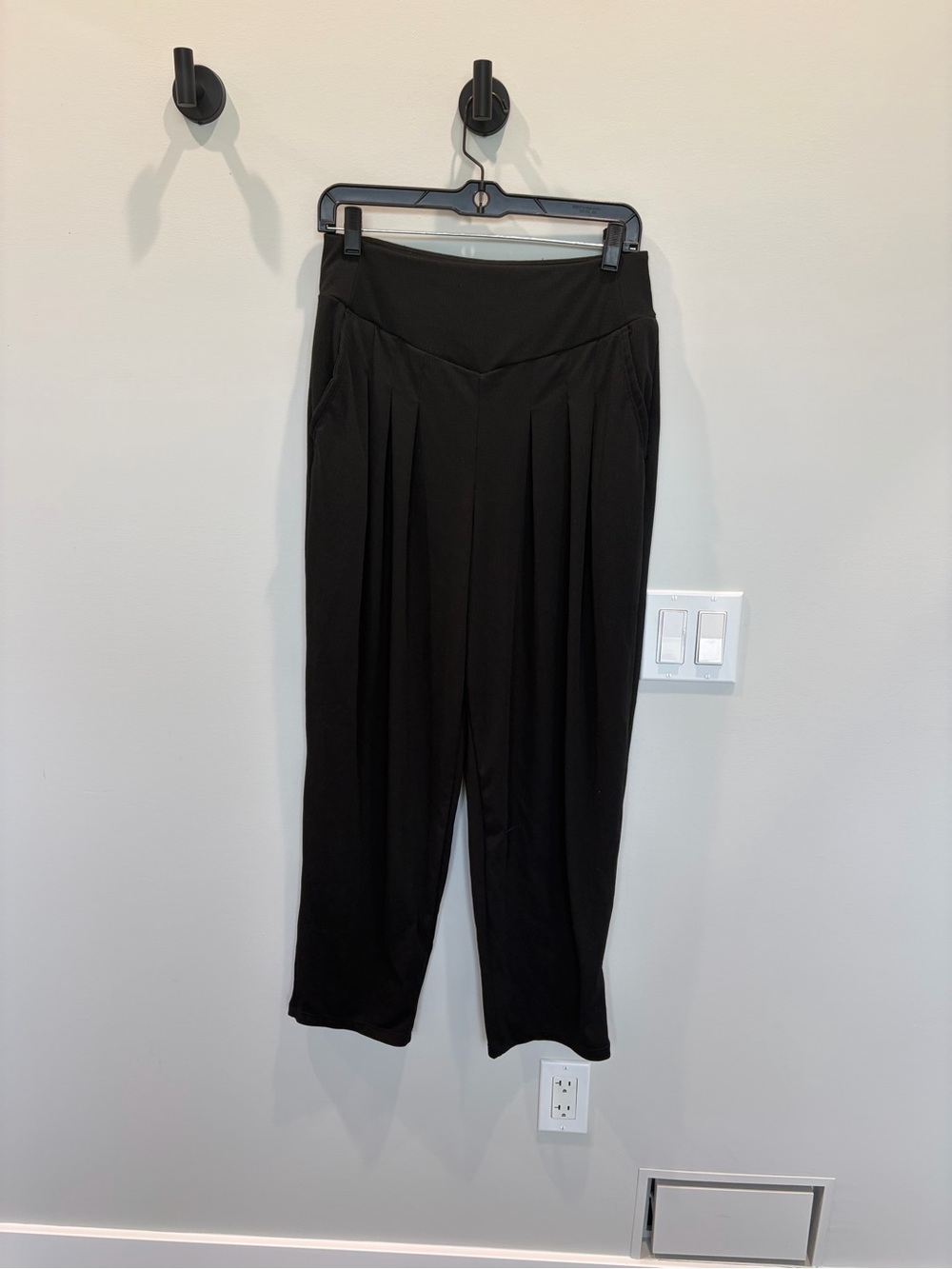 Halara Black Pleated Pull-On Womens Pants